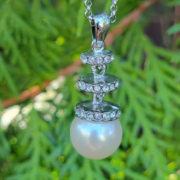 Pearl and Crystal Pendant Necklace - Picture 2 of 7